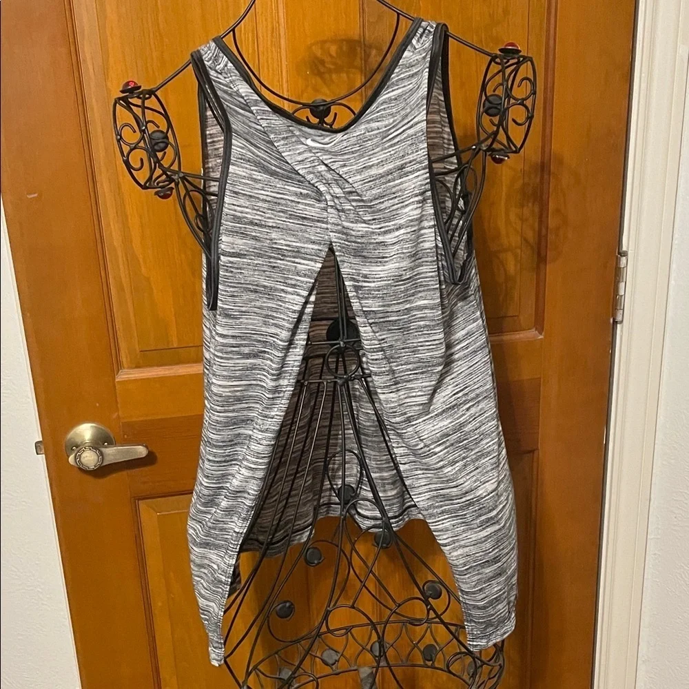 🏃‍♀️🏃‍♀️🏃‍♀️3 for 12$🏃‍♀️🏃‍♀️🏃‍♀️Nike Women's Black and White Striped Tank Top